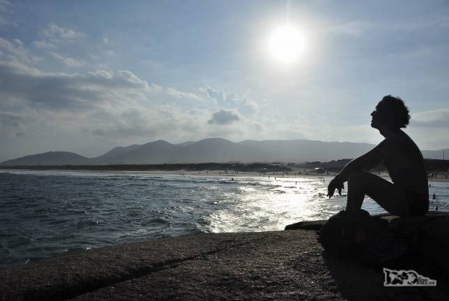 Aproveitando a tarde na praia da Joaquina, costa leste de Florianópolis, em Santa Catarina